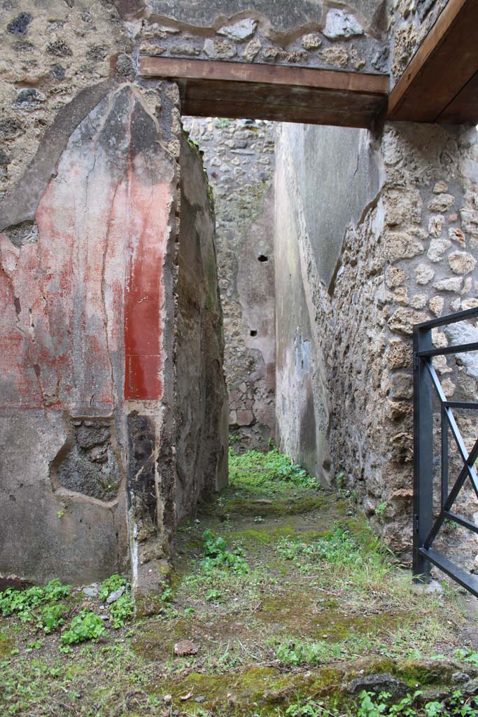 IX.5.18/19 Pompeii. May 2019.
Room c, looking east, with line of stairs to upper floor on south wall.
On the right is the entrance doorway at IX.5.19.
Foto Christian Beck, ERC Grant 681269 DÉCOR.