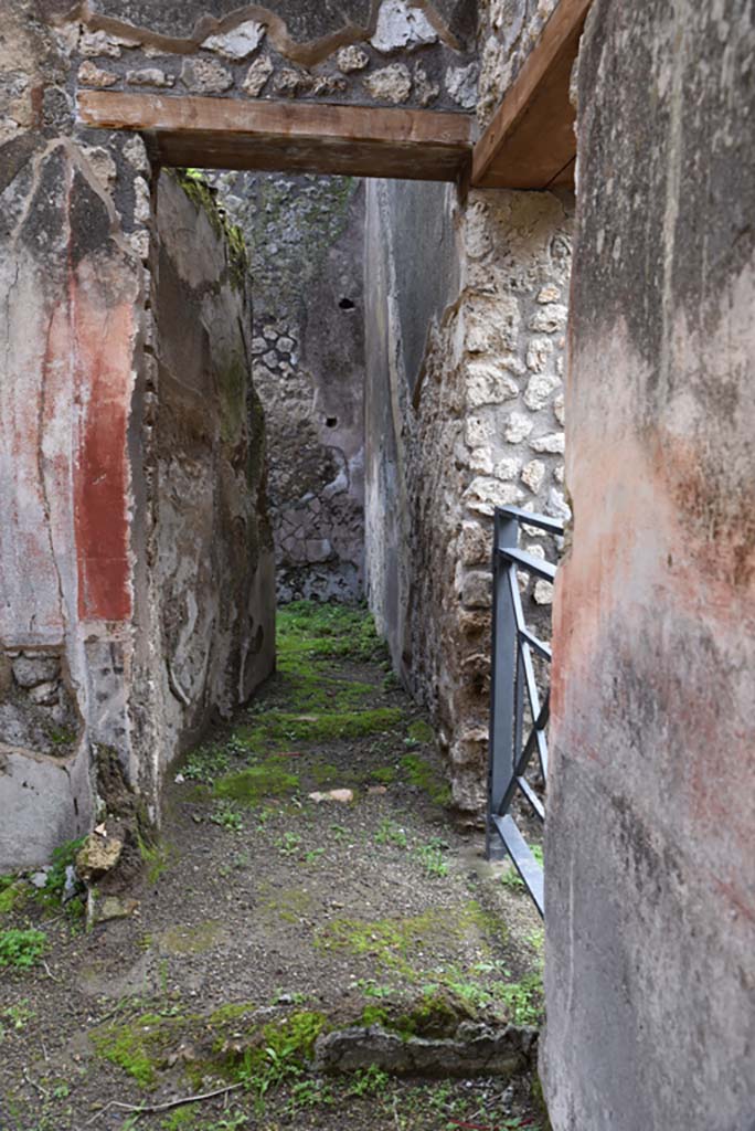 IX.5.18/19 Pompeii. March 2018.
Room “c”, looking east, with line of stairs to upper floor on south wall.
On the right is the entrance doorway at IX.5.19.
Foto Annette Haug, ERC Grant 681269 DÉCOR.