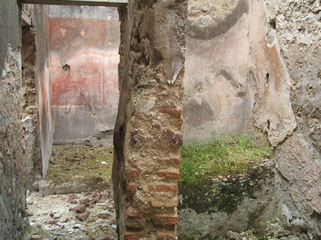 IX.5.19 Pompeii. May 2005. From the east looking west towards the entrance doorway (on left)
