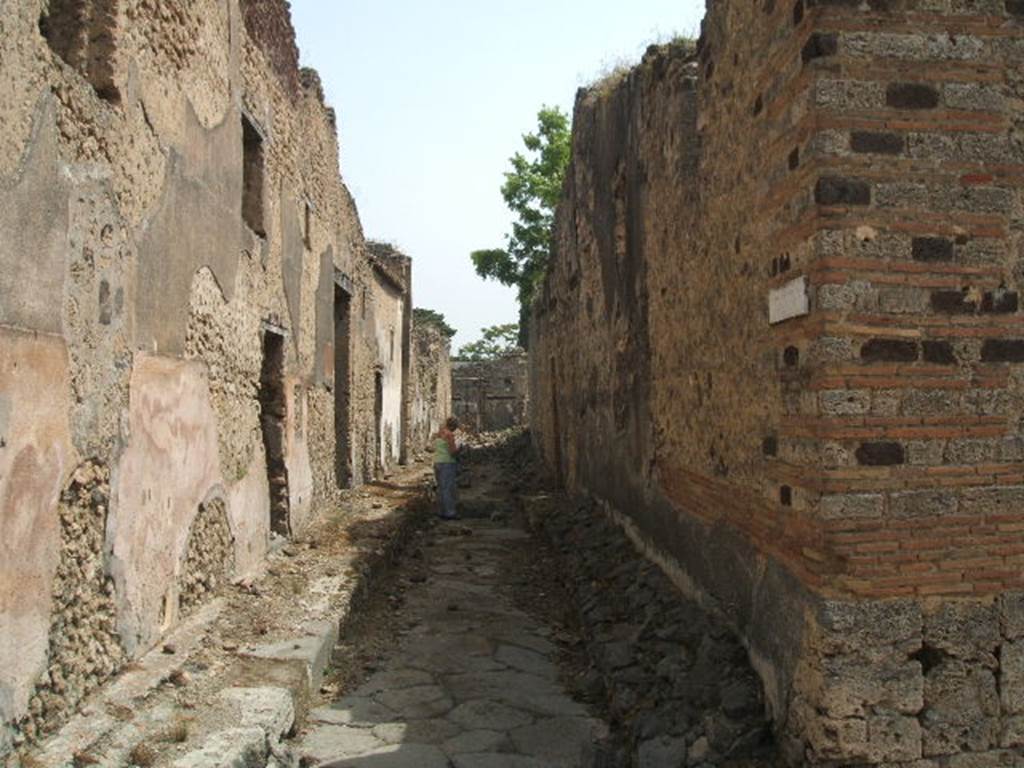 IX.5.19 Pompeii. May 2005. Unnamed vicolo, looking east . IX.6.5, on right.