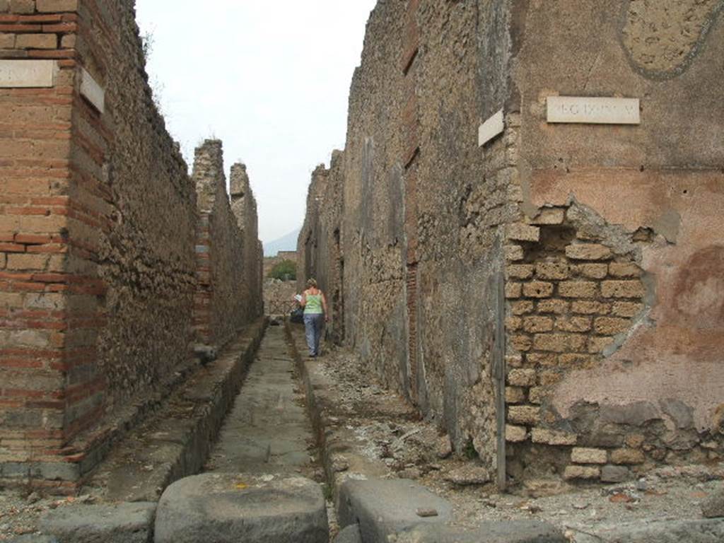 IX.5.20 Steps to upper floor.
Linked to IX.5.18, IX.5.19 & IX.5.21
IX.4 Vico di Tesmo looking north IX.5.20