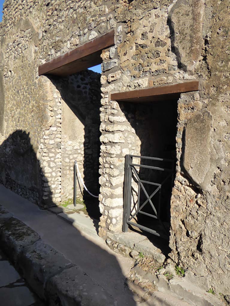 IX.5.21, centre left, and IX.5.20, centre right, Pompeii. January 2017.
Foto Annette Haug, ERC Grant 681269 DÉCOR.