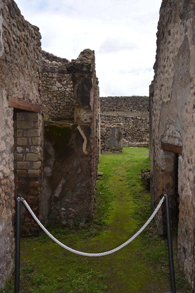 IX.5.21 Pompeii. March 2018. Corridor “q”, looking east from entrance doorway.
Foto Annette Haug, ERC Grant 681269 DÉCOR