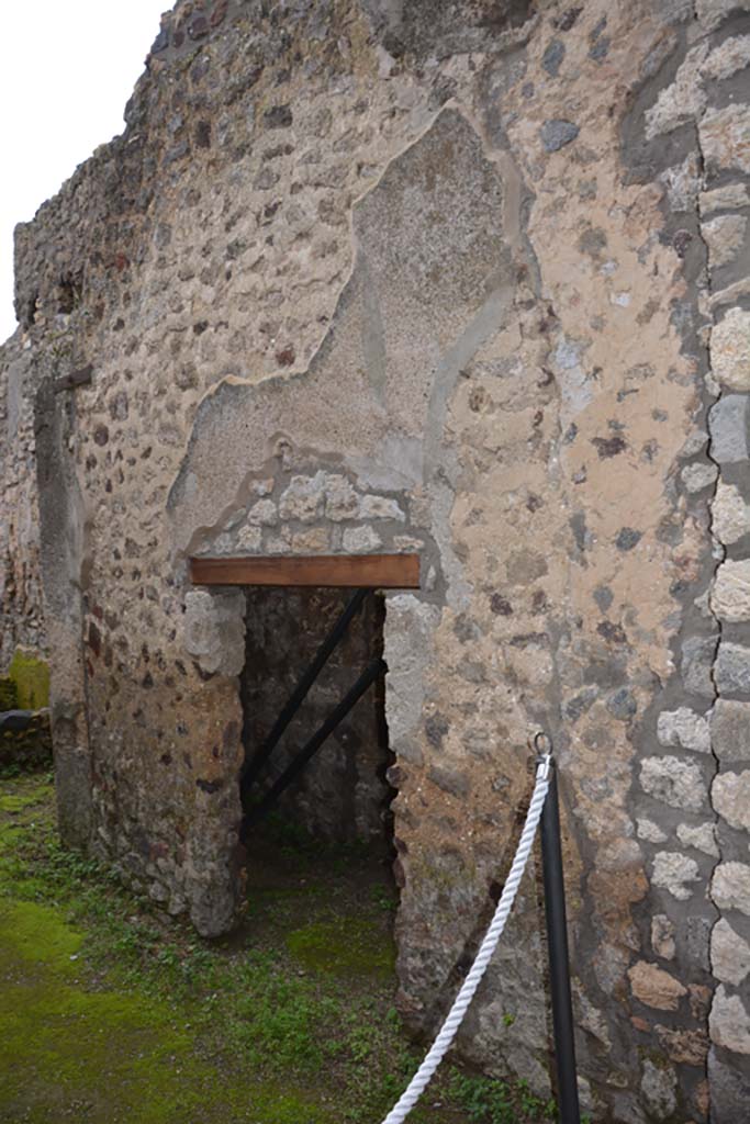 IX.5.21 Pompeii. March 2018.
Corridor “q”, looking south-east towards doorway to room “v”, on south side of corridor.
Foto Annette Haug, ERC Grant 681269 DÉCOR