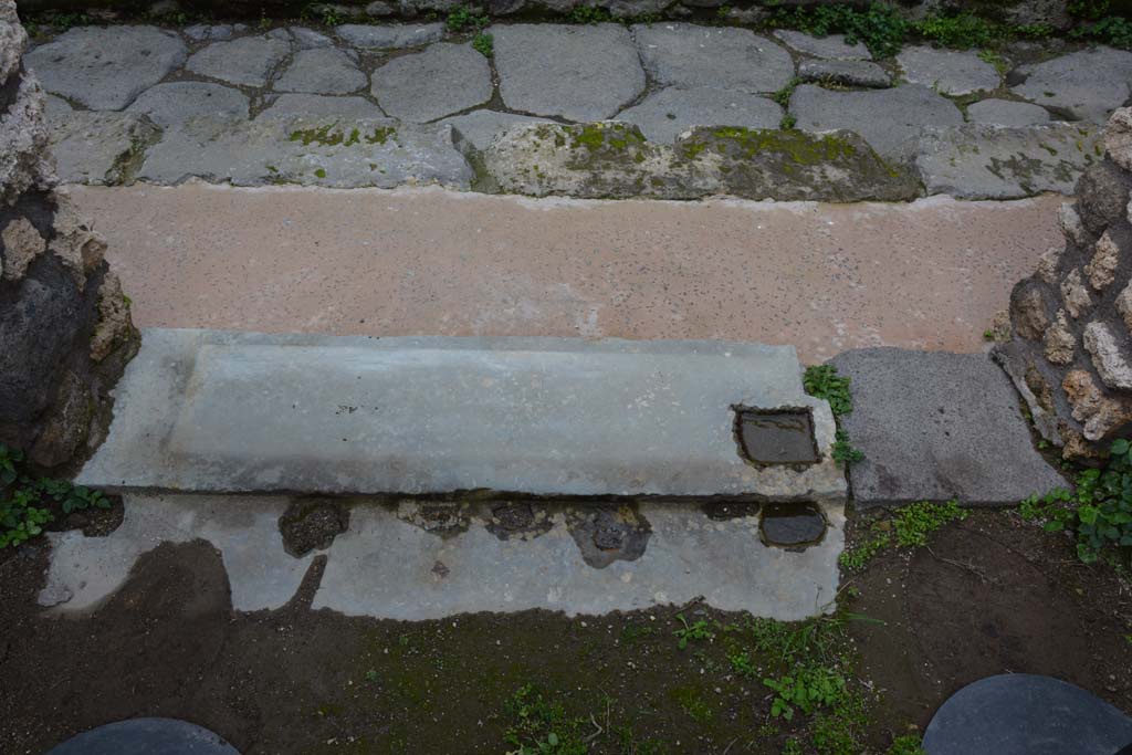 IX.5.21 Pompeii. March 2018. Looking west towards entrance doorway threshold from corridor “q”.
Foto Annette Haug, ERC Grant 681269 DÉCOR.