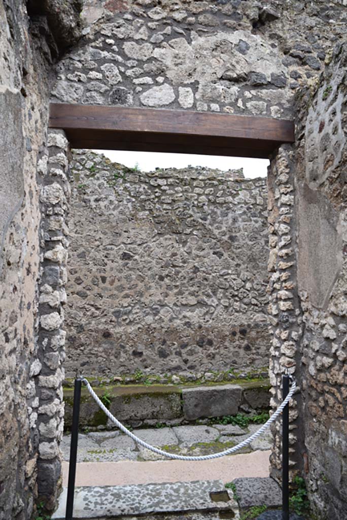 IX.5.21, Pompeii. March 2018.
Looking west through entrance doorway onto Vicolo di Tesmo, from corridor “q”.
Foto Annette Haug, ERC Grant 681269 DÉCOR.