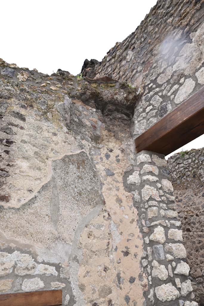 IX.5.21, Pompeii. March 2018.
Upper south-west corner of corridor “q”, on south side of entrance doorway.
Foto Annette Haug, ERC Grant 681269 DÉCOR.