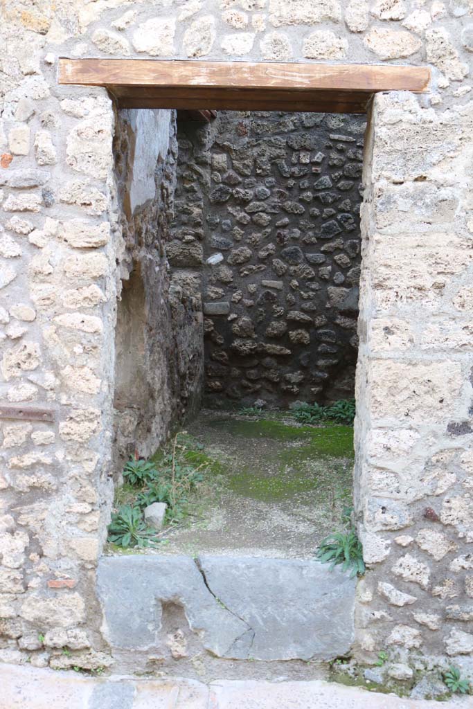 IX.6.2 Pompeii. December 2018.
Looking east through entrance doorway. Photo courtesy of Aude Durand.