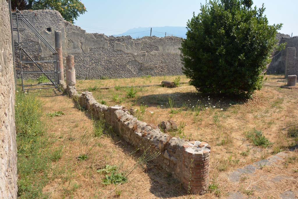 IX.6.5 Pompeii. July 2017. Looking south along east side of peristyle garden.
Foto Annette Haug, ERC Grant 681269 DÉCOR.
