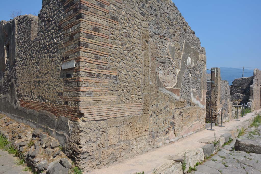 IX.6.5 Pompeii. July 2017. 
Looking south-east towards junction between unnamed vicolo, on left, and entrance doorway on east side of Vicolo di Tesmo, on right.
Foto Annette Haug, ERC Grant 681269 DÉCOR.
