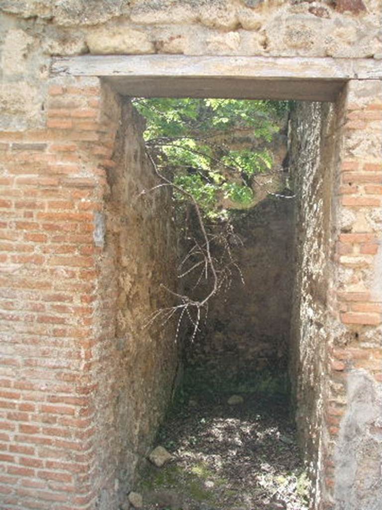 IX.6.6 Pompeii. May 2005. Entrance, looking south. According to Eschebach this was a separate stairs to an upper floor, but she also gives a reference to NEAPOLIS 175: in 6 – Latrina publica..
See Eschebach, L., 1993. Gebäudeverzeichnis und Stadtplan der antiken Stadt Pompeji. Köln: Böhlau.(p.427)