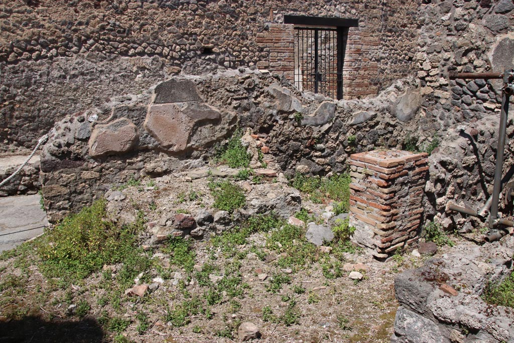 IX.6.7 Pompeii. May 2024. Looking towards east side of entrance doorway at north end of room “p”. Photo courtesy of Klaus Heese.
On the right of entrance doorway was a hearth leaning against the north wall, under a window, no longer there.
Next to the hearth was a doorway into the latrine, room “q”.