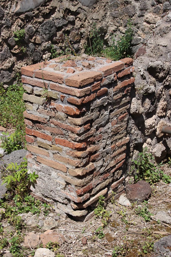 IX.6.7 Pompeii. May 2024.
Pilaster on east side of kitchen between room “q”, on left, and small room or storeroom room “r”, on right.
Photo courtesy of Klaus Heese.