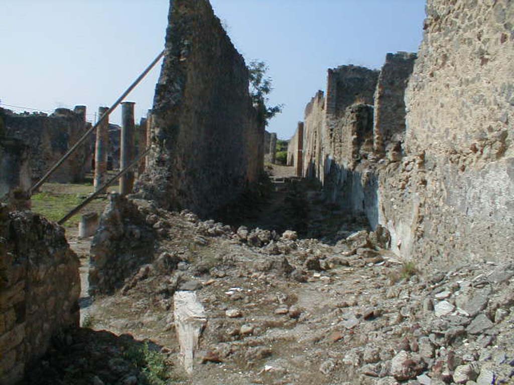 IX.6.7 doorway (with IX.6.5 columns), on left. September 2004. Unnamed vicolo, looking west. IX.5, on right.