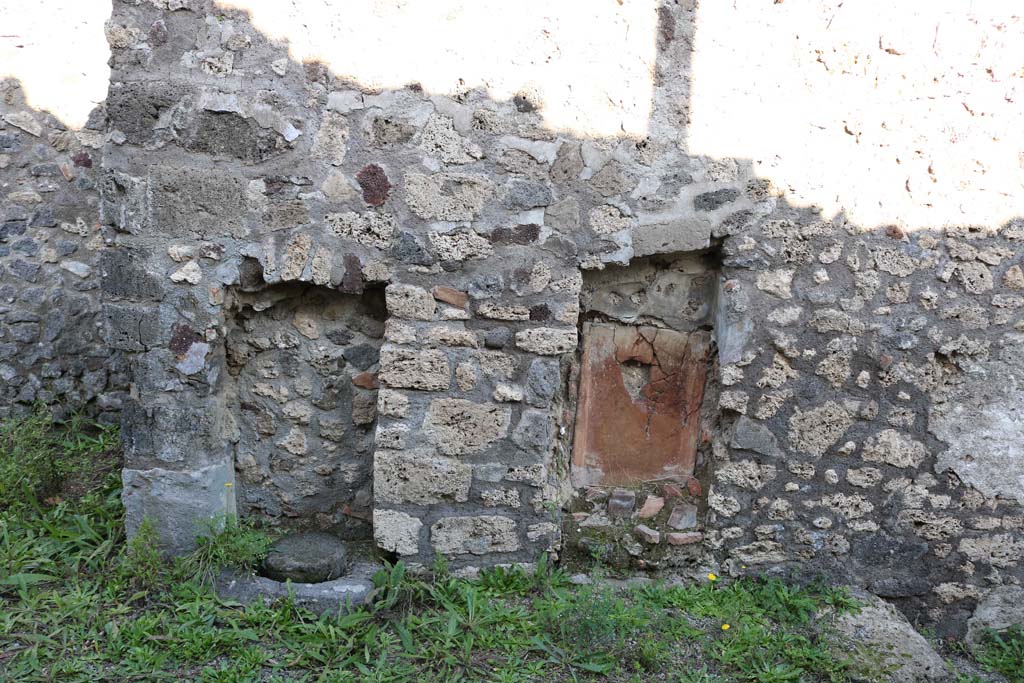 IX.6.b Pompeii. December 2018.
Looking towards east wall of middle room at rear of bar, according to Mau – the kitchen. Photo courtesy of Aude Durand.