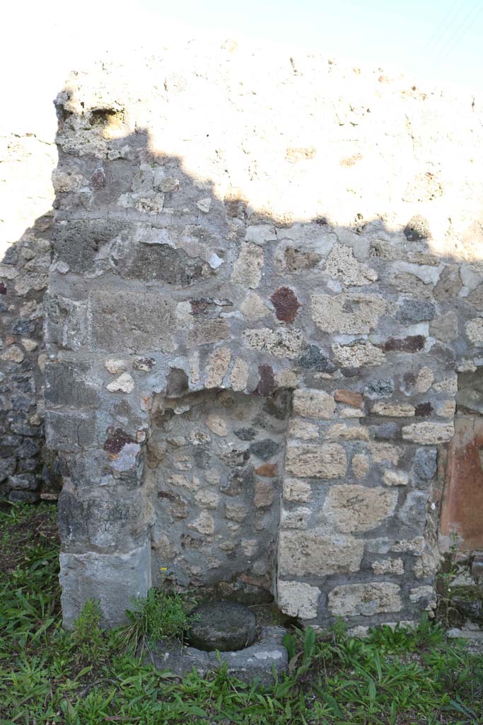 IX.6.b Pompeii. December 2018.
Cistern mouth at base of east wall. Photo courtesy of Aude Durand.