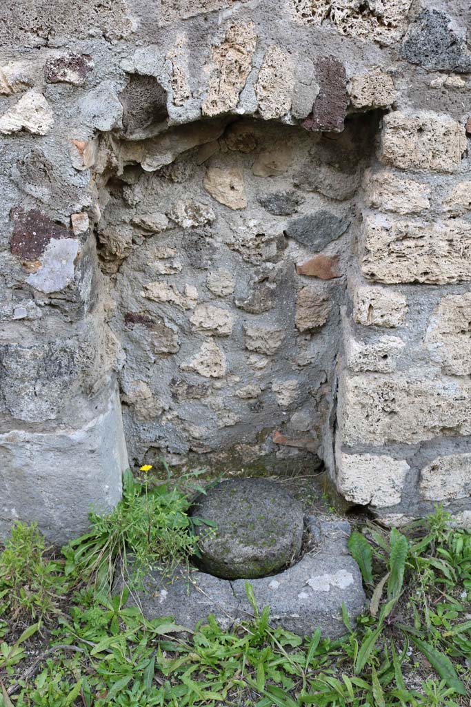 IX.6.b Pompeii. December 2018.
Detail of cistern mouth at base of east wall. Photo courtesy of Aude Durand.