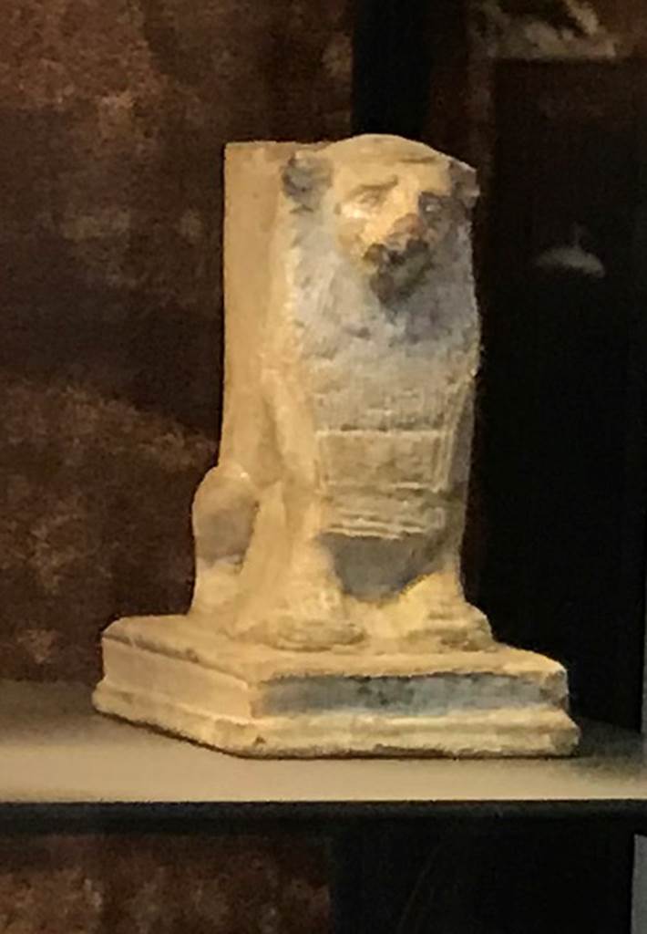 IX.6.b Pompeii. April 2019. Pot/jar/vase with statuette in the shape of a lion, found in IX.6.b.
Photo courtesy of Rick Bauer.
Now in Naples Archaeological Museum, inv. no. 113020.
Seen in Sala (room) 88, glass cabinet VII, shelf B.
See Di Gioia, E. (2006). La ceramica invetriata in area vesuviana. “L’Erma” di Bretschneider, (p.63).