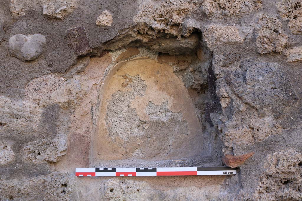 IX.6.c Pompeii. December 2018. Detail of niche in west wall of shop. Photo courtesy of Aude Durand.