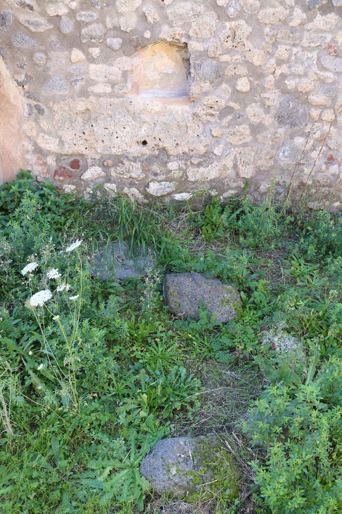 IX.6.c Pompeii. December 2018.
Looking west towards niche, cistern mouth and structure in floor. Photo courtesy of Aude Durand.