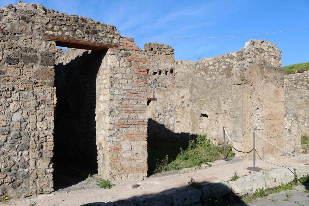 IX.6.e, Pompeii, on right. December 2018.
Looking north-east towards entrance doorways, with IX.6.d, on left. Photo courtesy of Aude Durand.