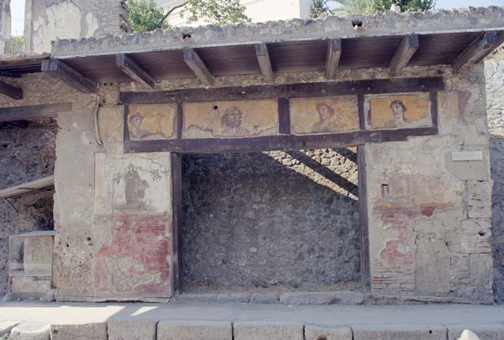 IX.7.1 Pompeii. March 2022. Looking north towards entrance doorway on north side of Via dell’Abbondanza.
Foto Taylor Lauritsen, ERC Grant 681269 DÉCOR.