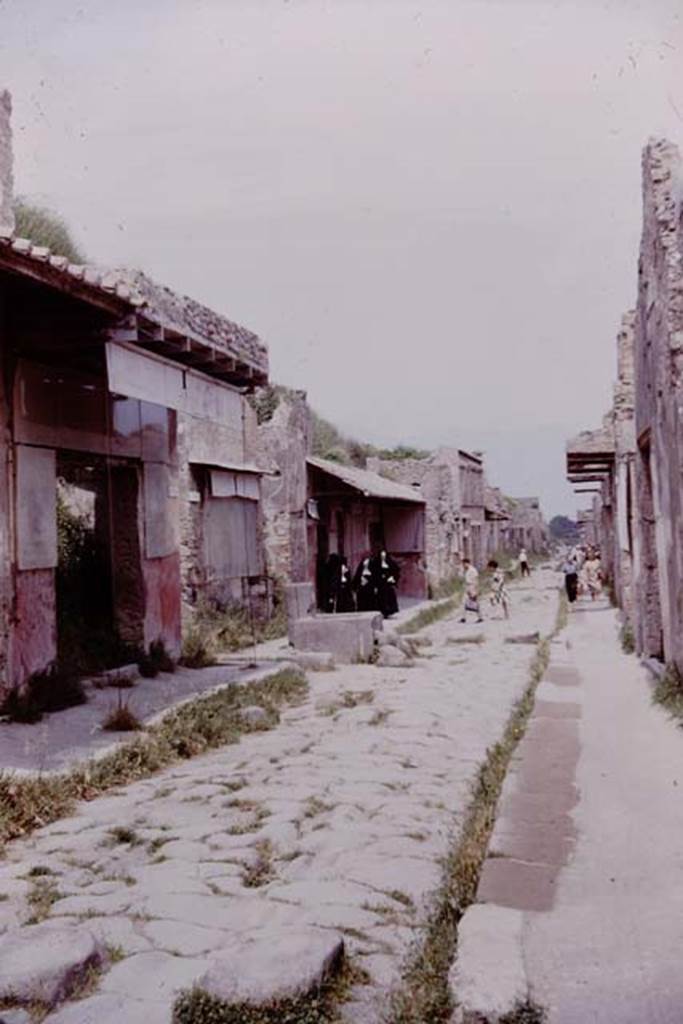 IX.7.1 Pompeii, on left. 1964. Looking east along Via dell’Abbondanza. Photo by Stanley A. Jashemski.
Source: The Wilhelmina and Stanley A. Jashemski archive in the University of Maryland Library, Special Collections (See collection page) and made available under the Creative Commons Attribution-Non Commercial License v.4. See Licence and use details.
J64f0916