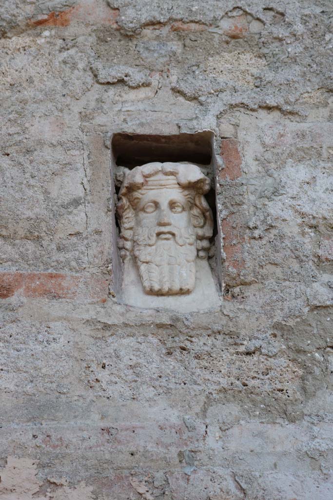 IX.7.1 Pompeii. December 2018.
Dionysus in niche on east side of doorway. Photo courtesy of Aude Durand.