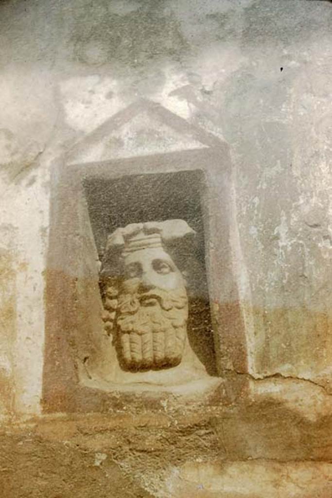 IX.7.1 Pompeii. 1959. Bust of Dionysus in niche. Photo by Stanley A. Jashemski.
Source: The Wilhelmina and Stanley A. Jashemski archive in the University of Maryland Library, Special Collections (See collection page) and made available under the Creative Commons Attribution-Non Commercial License v.4. See Licence and use details.
J59f0550