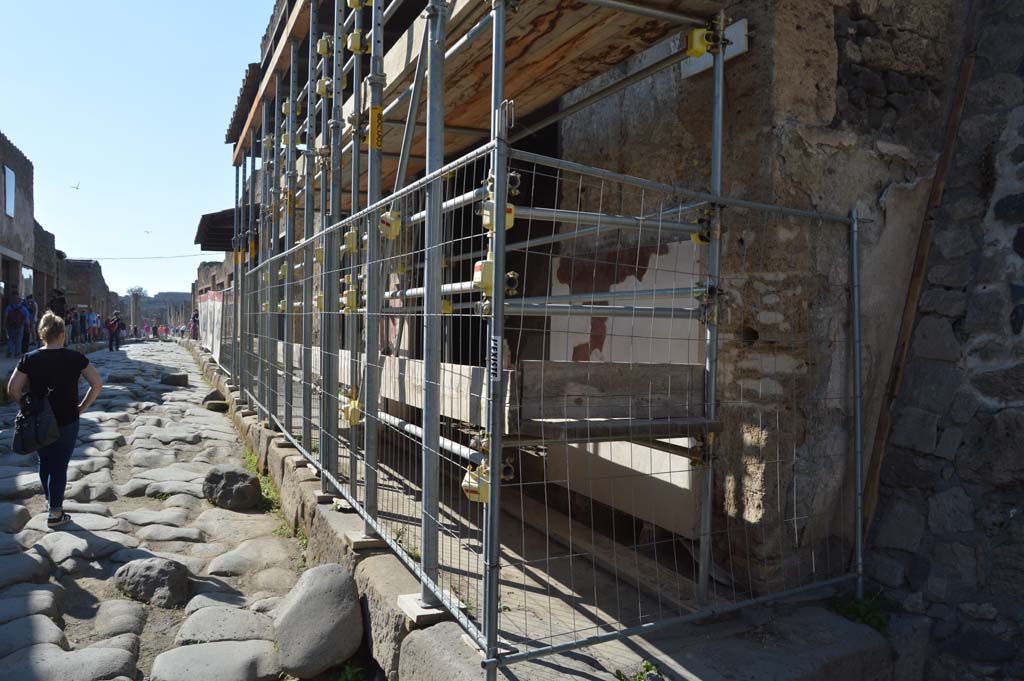 IX.7.1 Pompeii. October 2017. Looking west along front façade from corner with unexcavated vicolo, on right.
Foto Taylor Lauritsen, ERC Grant 681269 DÉCOR.