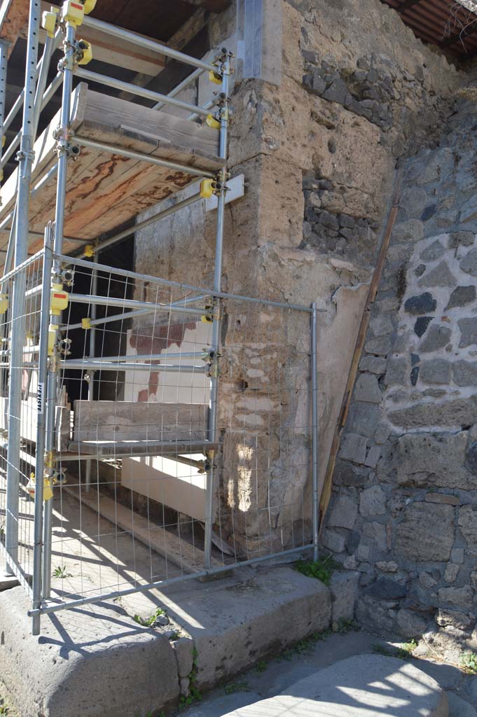 IX.7.1 Pompeii. October 2017.
Looking towards east corner of front façade with unexcavated vicolo, on right.
Foto Taylor Lauritsen, ERC Grant 681269 DÉCOR.