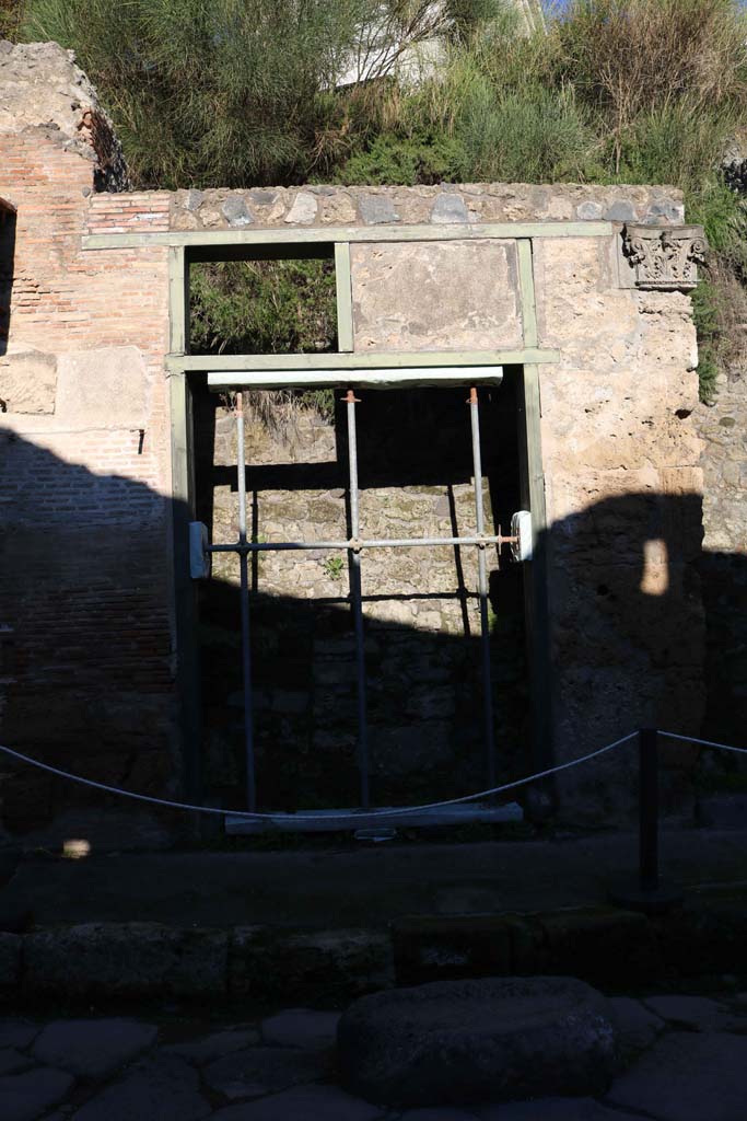 IX.7.4 Pompeii. December 2018.
Looking north to entrance doorway. Photo courtesy of Aude Durand.