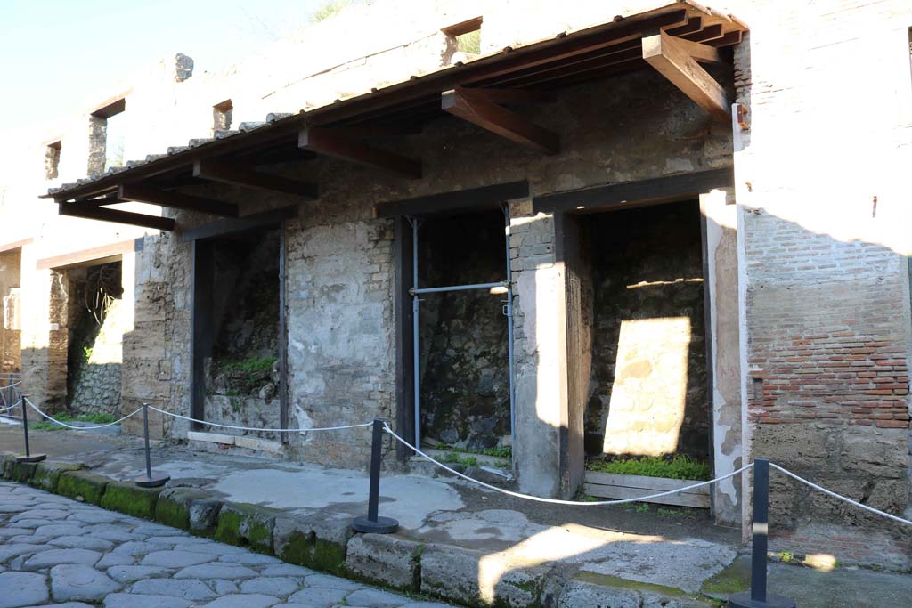 IX.7.8 Pompeii, on left. December 2018.
Looking west along north side of Via dell’Abbondanza, with IX.7.7 to 5, centre and right. Photo courtesy of Aude Durand.
