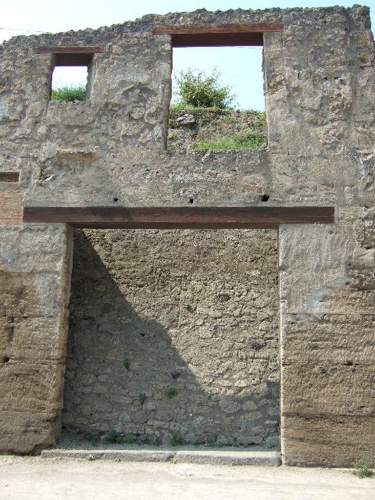 IX.7.8 Pompeii. Shop. May 2006. Entrance on Via dell’Abbondanza.