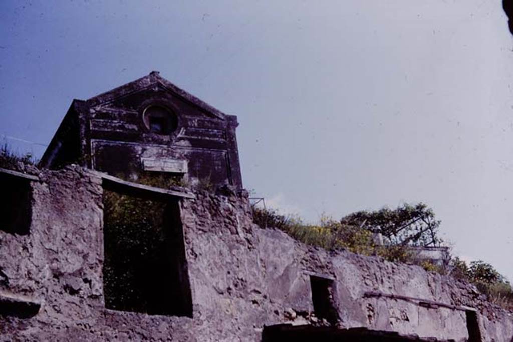 IX.7.8 Pompeii. 1964. Upper floor with windows, on left. Photo by Stanley A. Jashemski
Source: The Wilhelmina and Stanley A. Jashemski archive in the University of Maryland Library, Special Collections (See collection page) and made available under the Creative Commons Attribution-Non Commercial License v.4. See Licence and use details.
J64f1196