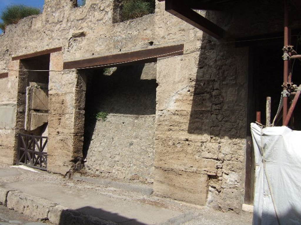 IX.7.9, Pompeii, IX.7.8, September 2005. IX.7.7