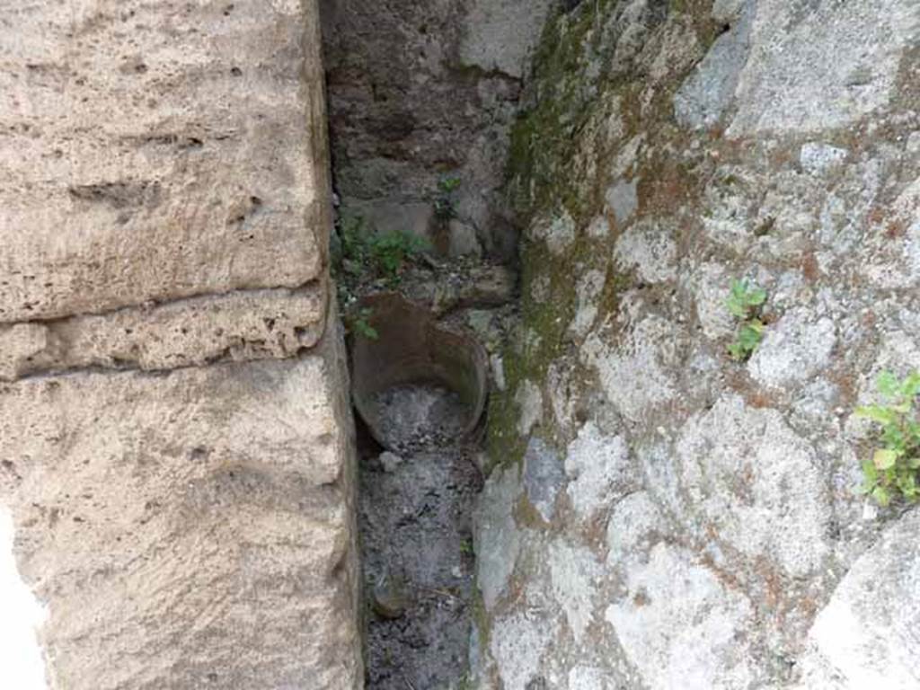 IX.7.8 Pompeii. May 2010. Remains of amphora on west side of entrance.