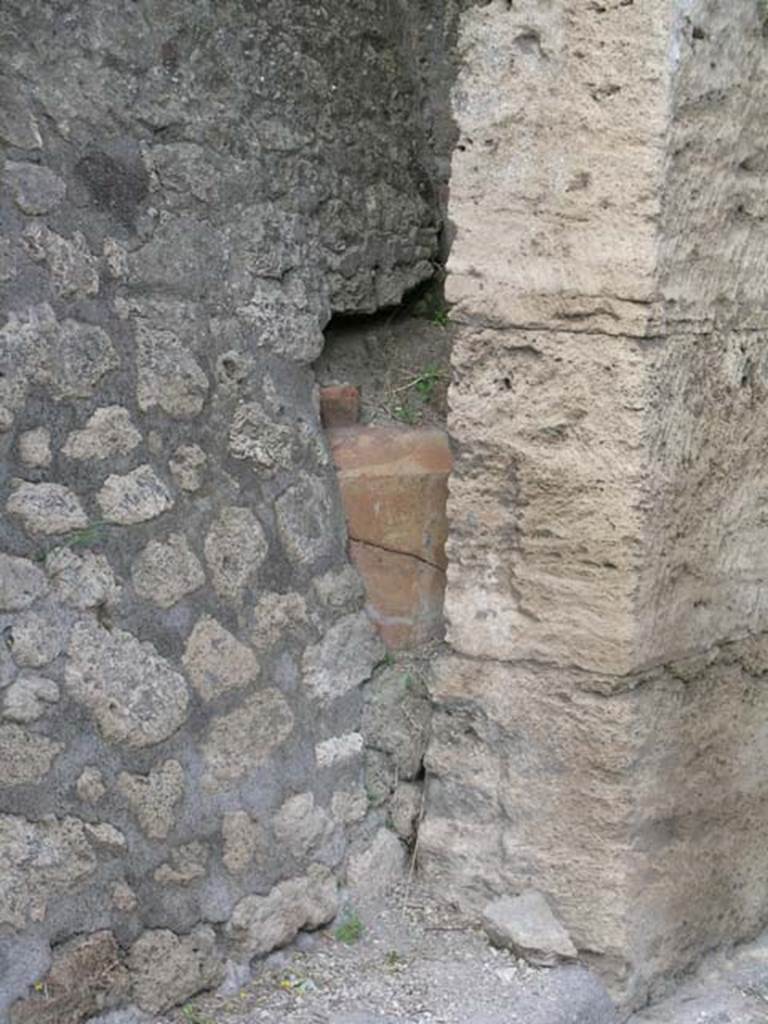 IX.7.8 Pompeii. June 2005. Remains of large dolium on east side of entrance. Photo courtesy of Nicolas Monteix.