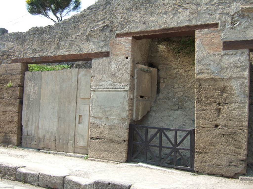 IX.7.10 Pompeii and IX.7.9, on right.  May 2006