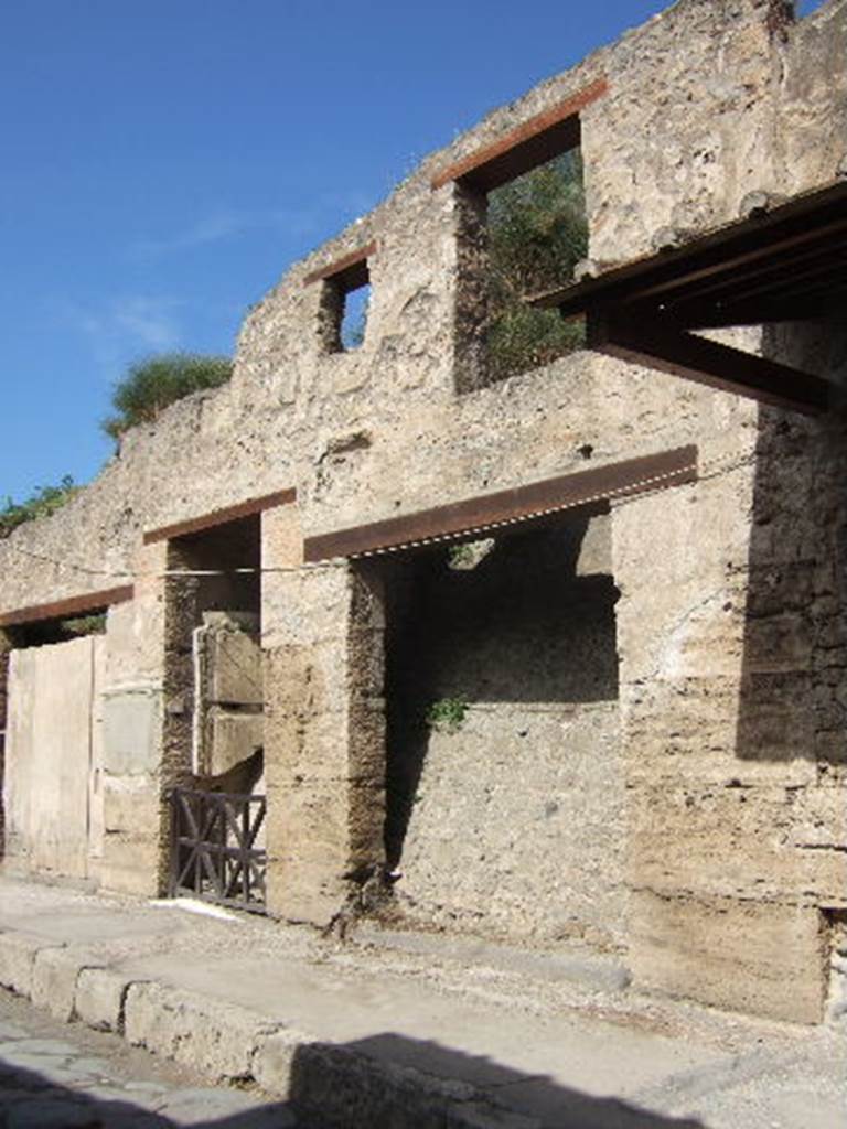 IX.7.10,   IX.7.9 Pompeii, May 2005,       IX.7.8