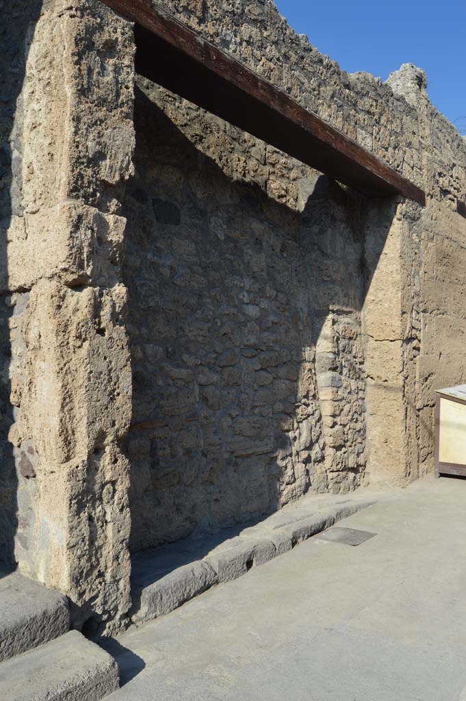 IX.7.11 Pompeii. October 2017. Looking east towards entrance doorway.
Foto Taylor Lauritsen, ERC Grant 681269 DÉCOR.
