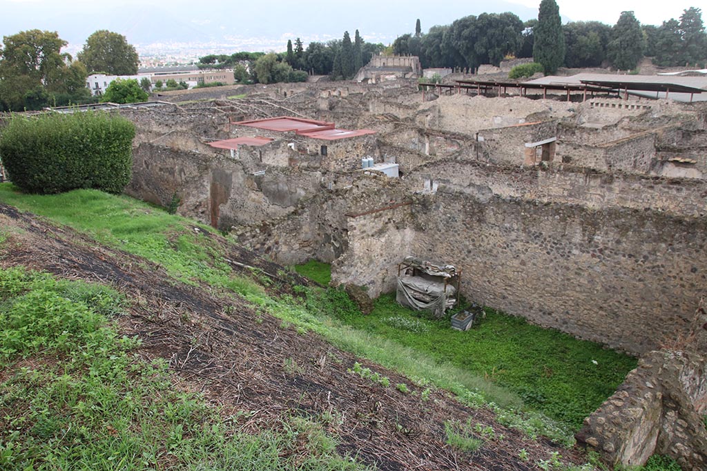 IX.7.12 Pompeii. October 2024. Looking south-west from rear of Casina dell’Aquila towards west wall of Insula.
On the left are the west walls of the atrium (room 3) and triclinium (room 5)of IX.7.12.
In the centre is the room entered at IX.7.14.
On the right is the garden “e”. Photo courtesy of Klaus Heese.