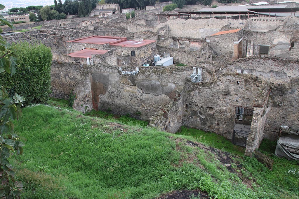 IX.7.12 Pompeii. October 2024.
Room 3, west wall of atrium, on left, west wall of room 5, triclinium, in centre, room with entrance doorway at IX.7.14, on right.
Photo courtesy of Klaus Heese.