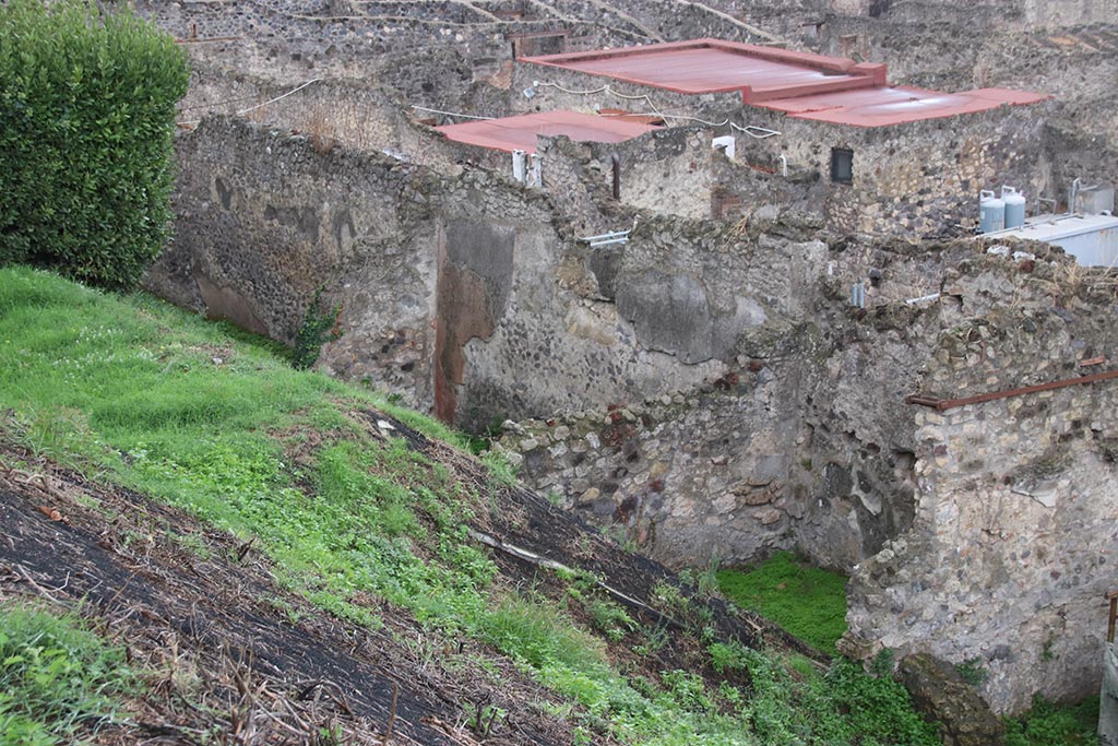 IX.7.12 Pompeii. October 2024.
Looking south along west wall of Insula, room 3, atrium, on left, room 5, triclinium, in centre, room with entrance doorway at IX.7.14, on right.
Photo courtesy of Klaus Heese.