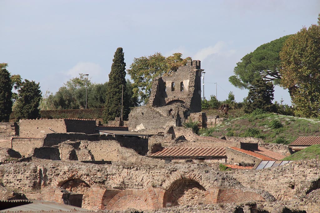 IX.7.12 Pompeii. October 2024.
Looking north-west towards Tower X, from above IX.7.12, Casina dell’Aquila. Photo courtesy of Klaus Heese.