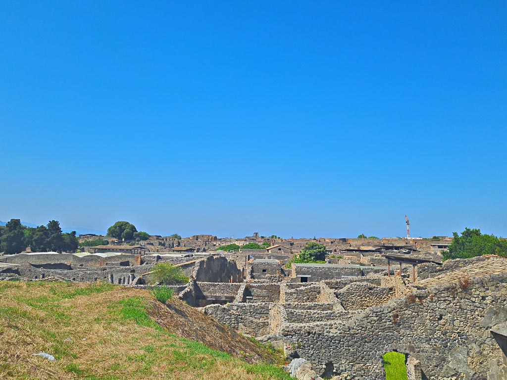 IX.7.12 Pompeii. June 2024.
Looking west from above IX.7.12, rear of Casina dell’Aquila, from near IX.7.20. Photo courtesy of Giuseppe Ciaramella.