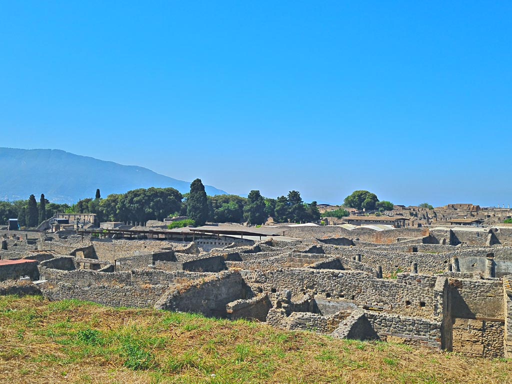 IX.7.12 Pompeii. June 2024.
Looking west from above IX.7.12, rear of Casina dell’Aquila, from near IX.7.16, on right. Photo courtesy of Giuseppe Ciaramella.