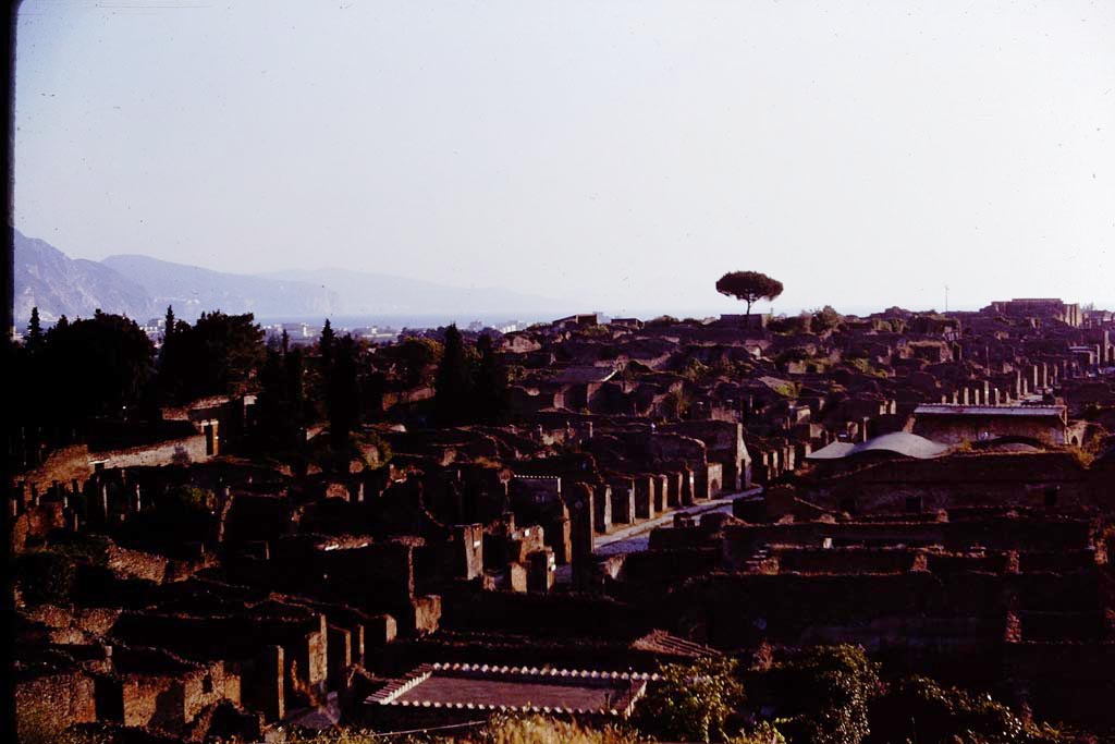 View looking west along the Via dell’Abbondanza, taken from above IX.7.12. Pompeii. 1961. Photo by Stanley A. Jashemski.
Source: The Wilhelmina and Stanley A. Jashemski archive in the University of Maryland Library, Special Collections (See collection page) and made available under the Creative Commons Attribution-Non Commercial License v.4. See Licence and use details.
J61f0772