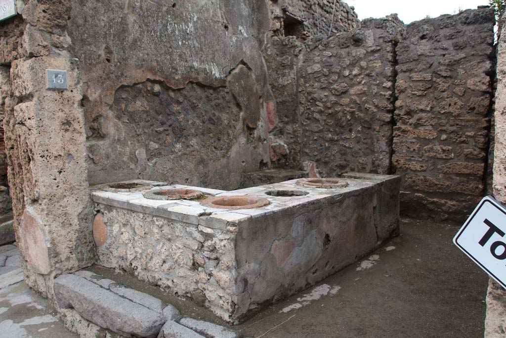 IX.7.13 Pompeii. April 2014. Looking north-west across podium/counter with inset dolia. Photo courtesy of Klaus Heese.
0580 Pompeji - Via dell'Abbondanza Ecke Vicolo di Tesmo - Thermopolium (IX.7.13) II. April 2014.
