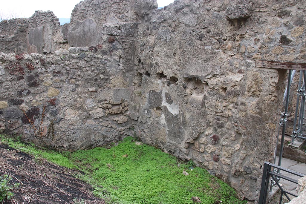 IX.7.14 Pompeii. October 2024. Looking south-west, with interior of doorway IX.7.14 on right.
In the upper left of the photo are rooms belonging to IX.12.12. Photo courtesy of Klaus Heese.